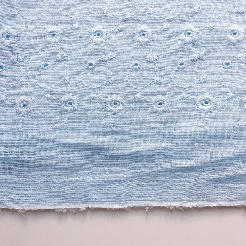 刺繍ダブルガーゼレース》スカイブルー 110×45〈生地・布〉F15