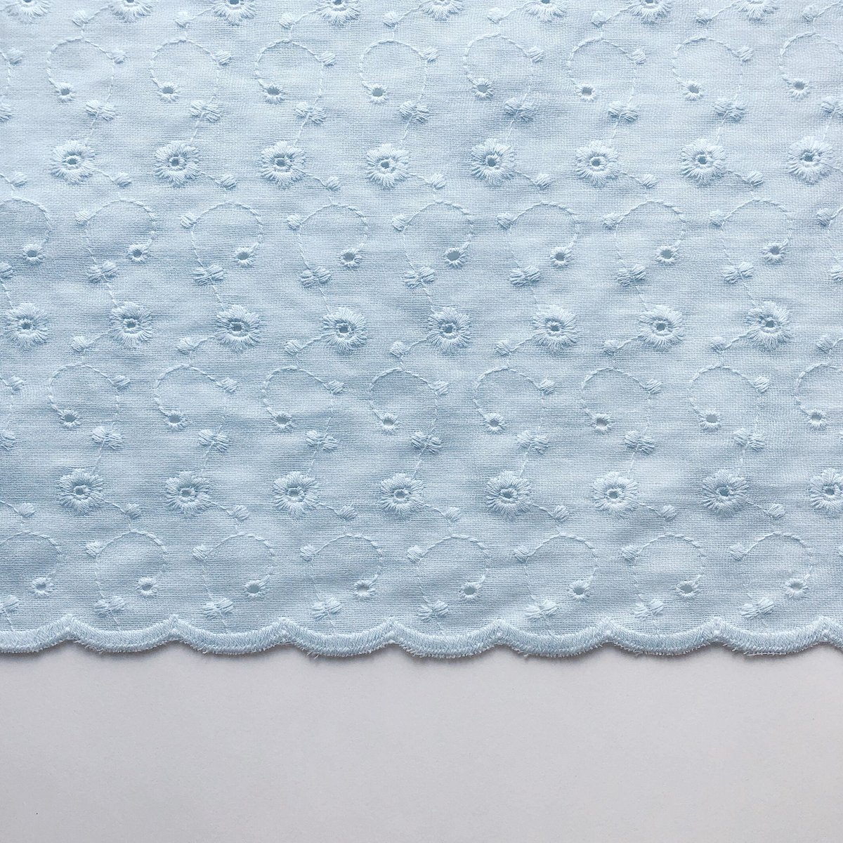 刺繍ダブルガーゼレース》スカイブルー 110×45〈生地・布〉F15