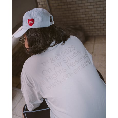 ON-AIR / FLOCK PRINTED KYNE STAMP S/SL TEE GARMENT DYE / CEMENT