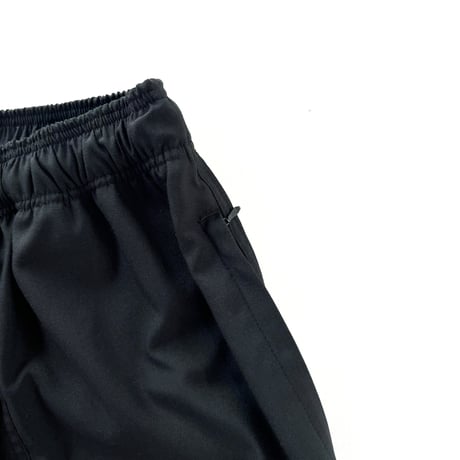 COMFORTABLE REASON / CROPPED SHORTS / BLACK
