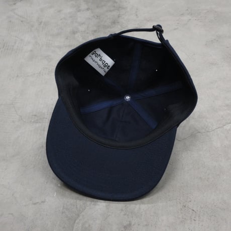 GARBAGE / HARD BRIM 6 PANEL CAP LOW (SOLIDARITY) / NAVY (WHITE EMB)