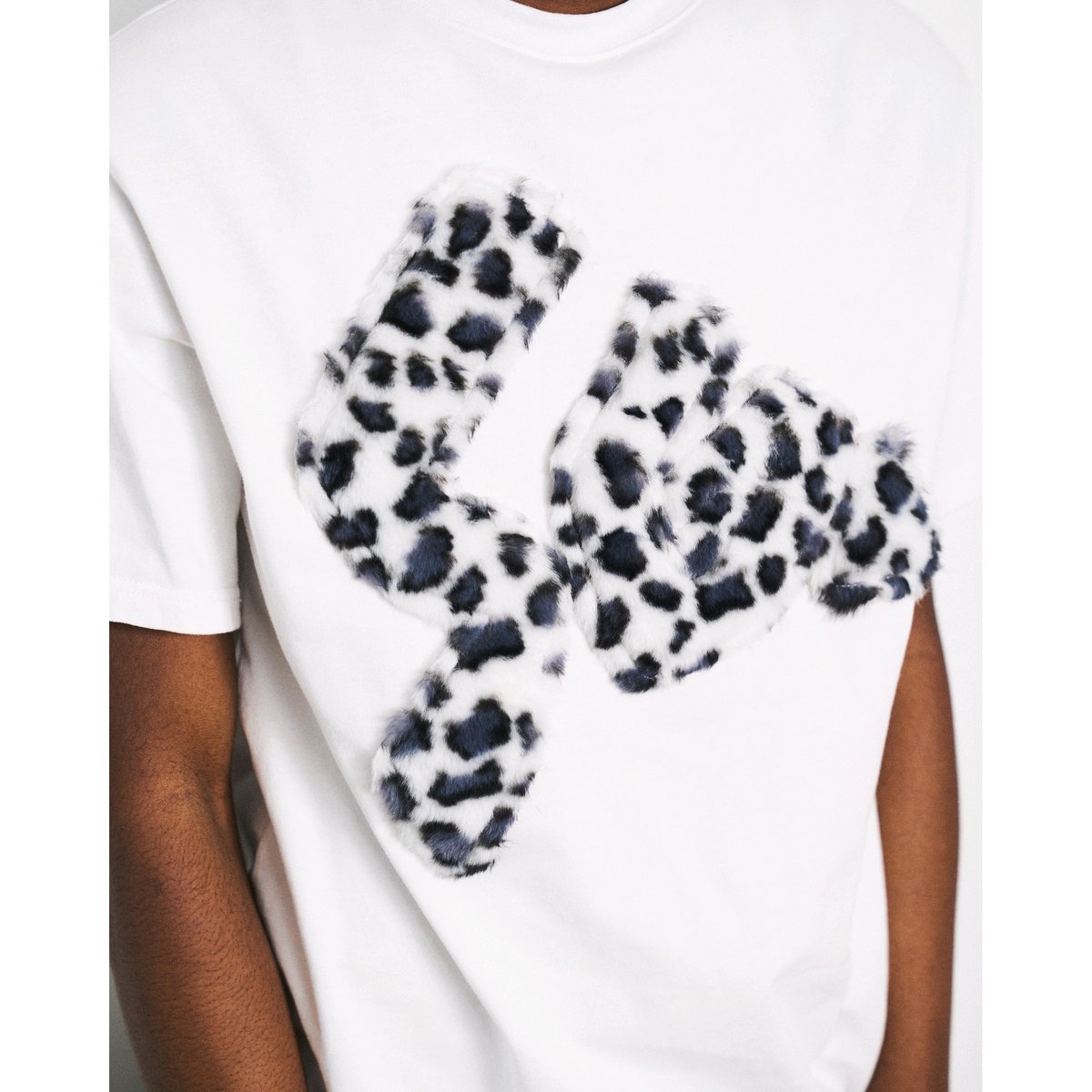 -◆SPECIAL GUEST K.K.◆Fauxファーパッチ Tシャツ SPECIAL GUEST K.K. / FAUX FUR PATCH TEE / WHITE