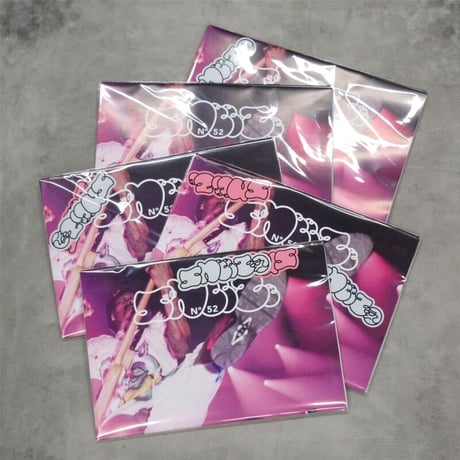 SNEEZE MAGAZINE / NO°52 SPRING 22 "the make art not war issue"