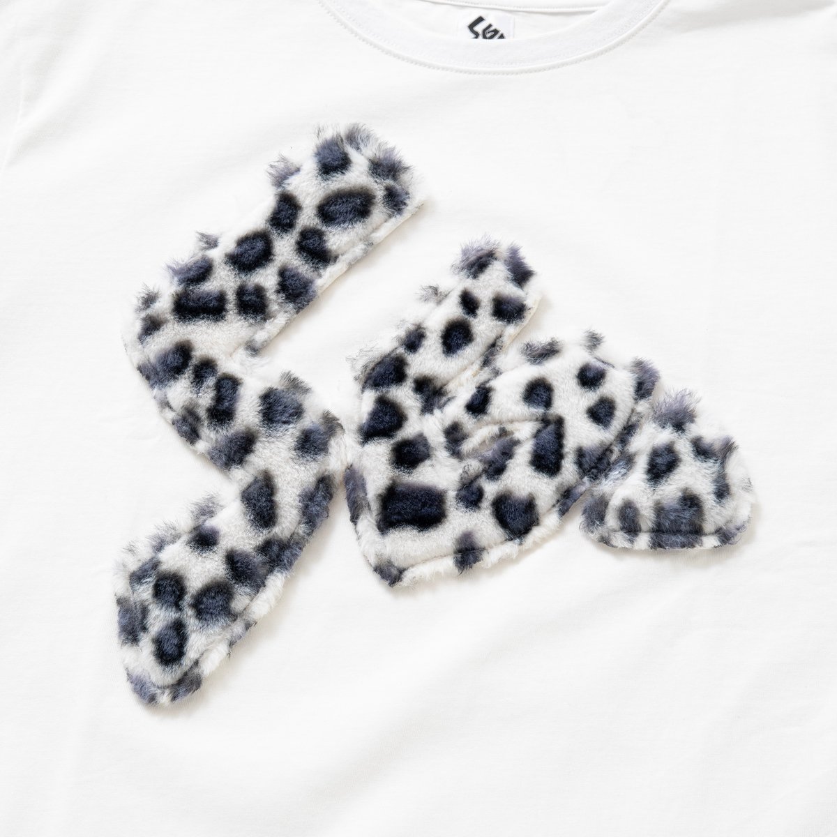 -◆SPECIAL GUEST K.K.◆Fauxファーパッチ Tシャツ SPECIAL GUEST K.K. / FAUX FUR PATCH TEE / WHITE