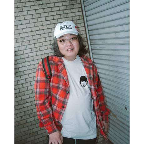 ON-AIR / FLOCK PRINTED KYNE STAMP S/SL TEE GARMENT DYE / CEMENT
