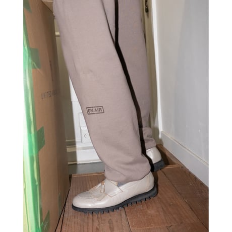 ON-AIR / ONE TUCK SWEAT PANT / GREY