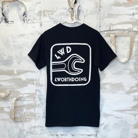 4WD  (4 WORTH DOING) / WRENCHED TEE / BLACK