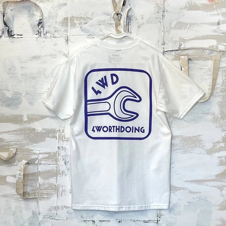 4WD  (4 WORTH DOING) / WRENCHED TEE / WHITE
