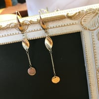 SV999・ラウンド槌目打ちチャーム・リーフ アシンメトリーピアス