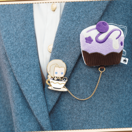 羅小黒戦記2　歪瓜出品コラボ　アフタヌーンティー奇遇シリーズ　ミニぬいぐるみ付きメタルバッジ・ブローチ（予約販売）