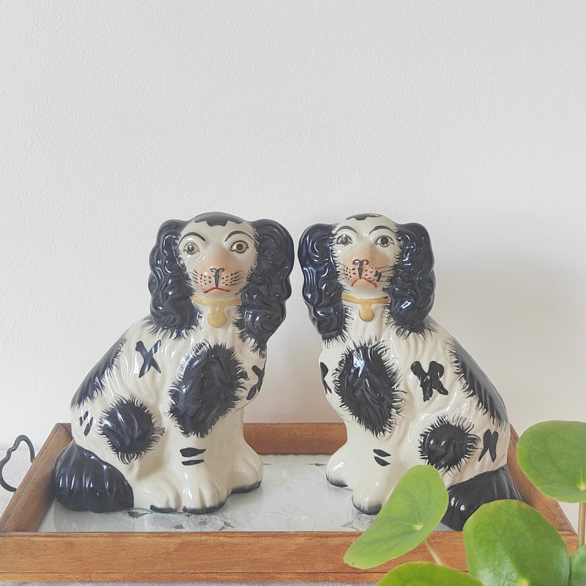 スタッフォードシャードッグ 褐色の毛並 犬の置物 イギリス 英国