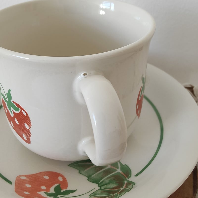 イチゴモチーフコーヒーカップ 610fznWfsrL._AC_SY200_QL15_.jpg
