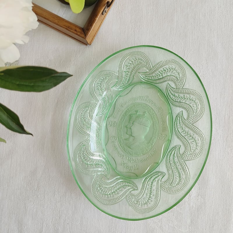 ジョ-ジ6世戴冠式ガラス皿(プレ-ト付き) 1937年 戴冠式 ジョージ6世 ガラスプレート 記念ガラスプレート お土産