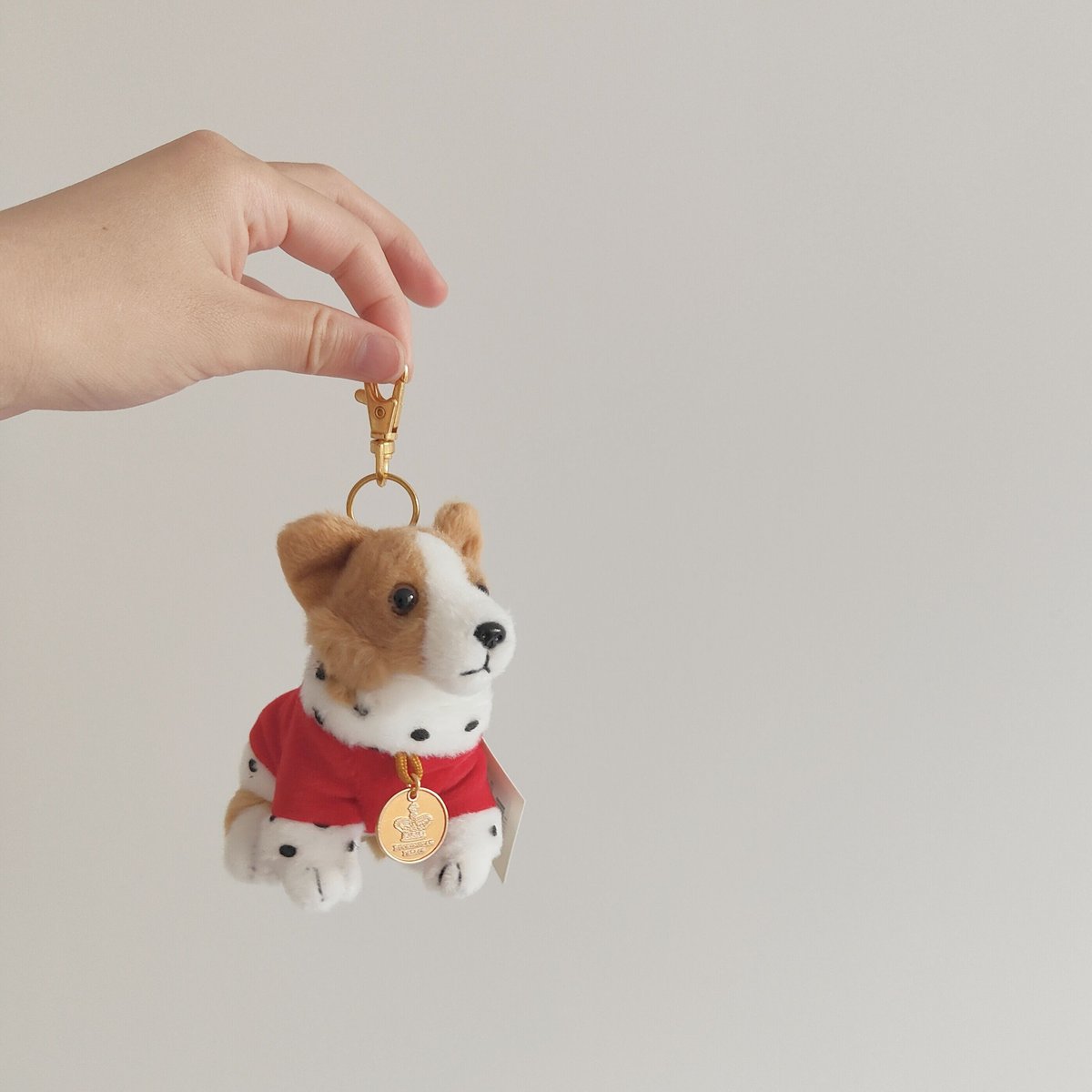 イギリス王室　ぬいぐるみ コーギー 赤い服 マスコット キーホルダー 再入荷】小さなコーギーのぬいぐるみ【英国王室公式】 | Tabino Okurimono