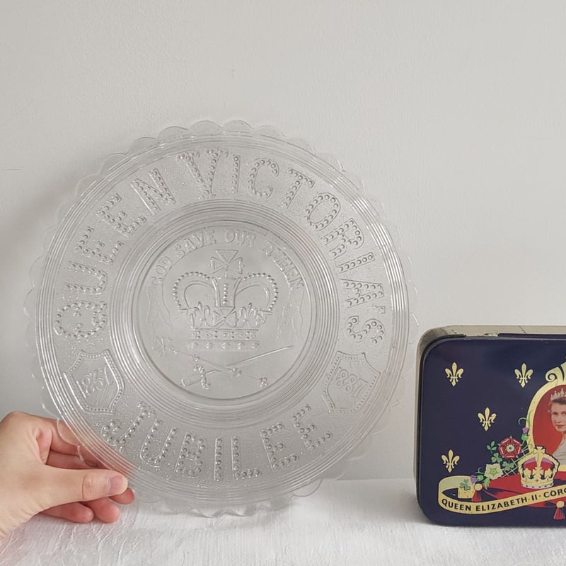 エリザベス女王記念 銀婚式 銀皿 大変貴重なお品アンティークプレート