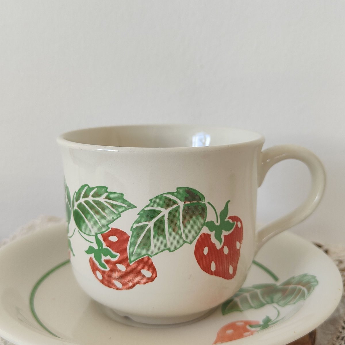 イチゴモチーフ、織部コーヒーカップ レトロないちごのカップ&ソーサー 【B】 | Tabino Okurimono