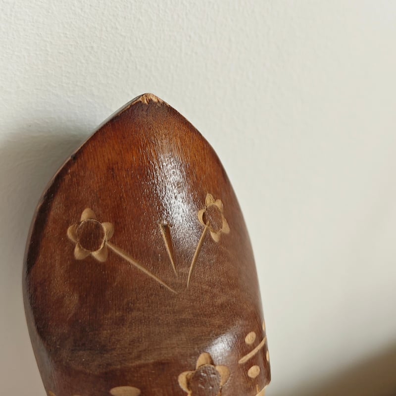 お花柄の木彫りのくつ | Tabino Okurimono