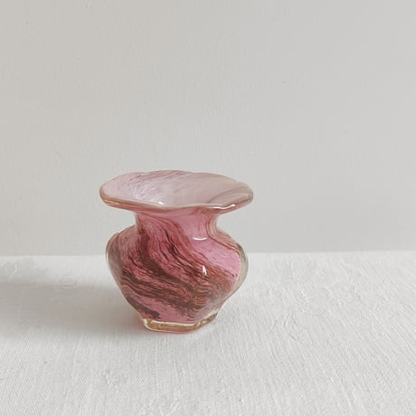 小ぶりなマーブルピンクの花瓶
