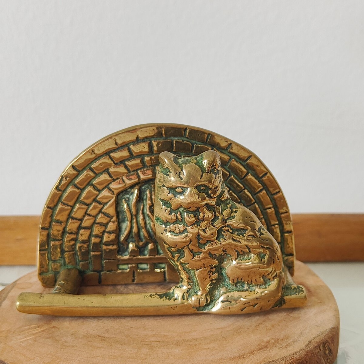 イギリス ヴィンテージ 猫と暖炉のレターラック 真鍮製 猫と暖炉のレターラック | Tabino Okurimono