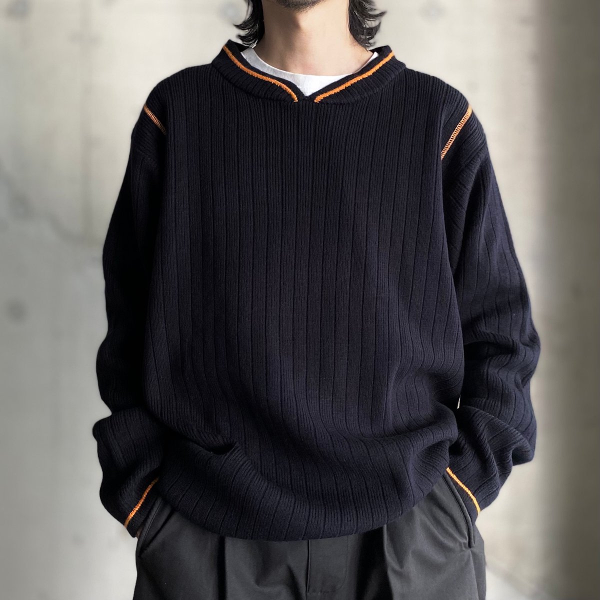 2000's Orange line design v-necked knit sweater...