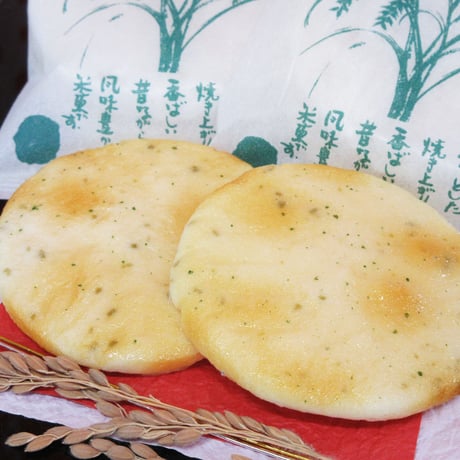 163015　沖縄の海水塩と県産もずくを使ったこだわりの煎餅
