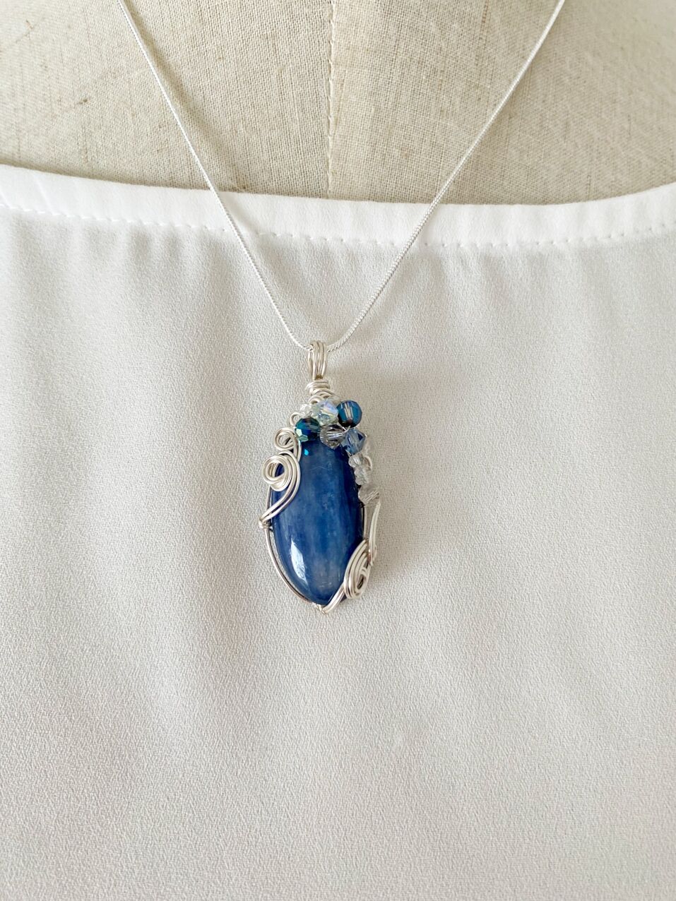 ネックレス｜癒やし、心の安定、判断力アップ等｜ラルビカイト｜ワイヤーアート ネックレス｜癒やし、心の安定、判断力アップ等｜ラルビカイト