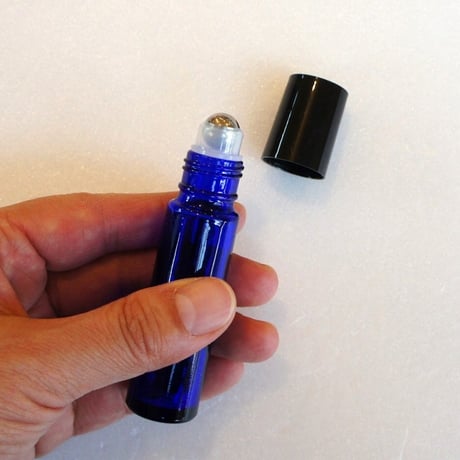 ロールオンガラスボトル　黒キャップ青色遮光瓶10ml