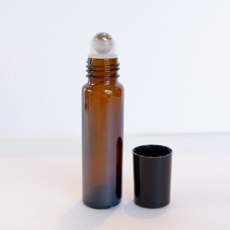 ロールオンガラスボトル　黒キャップ茶色遮光瓶　10ml