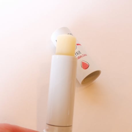 リペアクリップバーム　4.5g　ラヴェーラ　リップクリーム　荒れやすい唇に