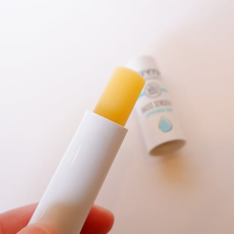 ベーシックリップバーム　4.5g　ラヴェーラ　リップクリーム