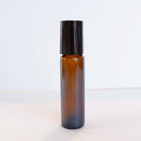 ロールオンガラスボトル　黒キャップ茶色遮光瓶　10ml