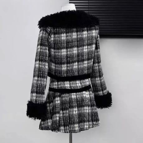 ブラックファー付きチェックセットアップ