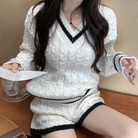 Vネックニットアップ