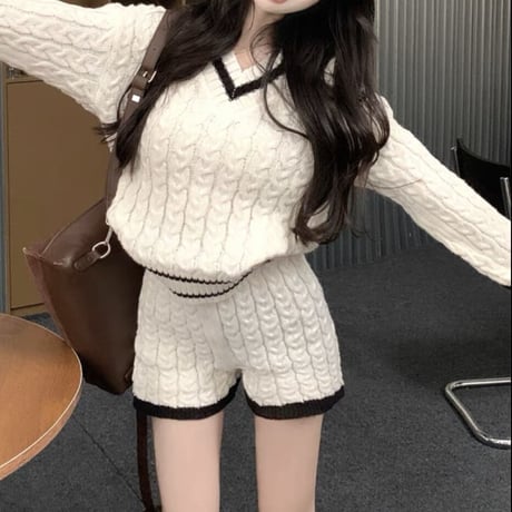 Vネックニットアップ