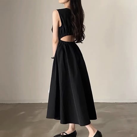背中あきブラックノースリワンピ