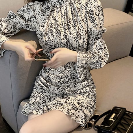 あやち様綾野あすか様ご着用♡小花柄 長袖 裾フレアワンピース