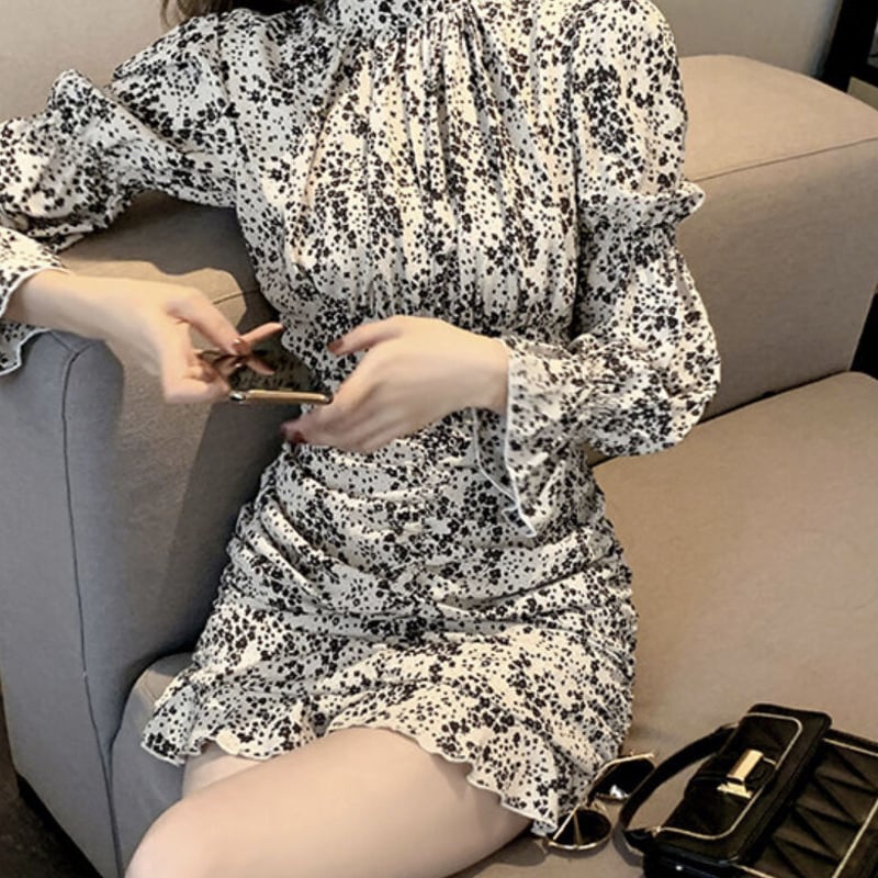 あやち様綾野あすか様ご着用♡小花柄 長袖 裾フレアワンピース