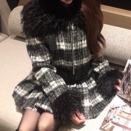 ブラックファー付きチェックセットアップ