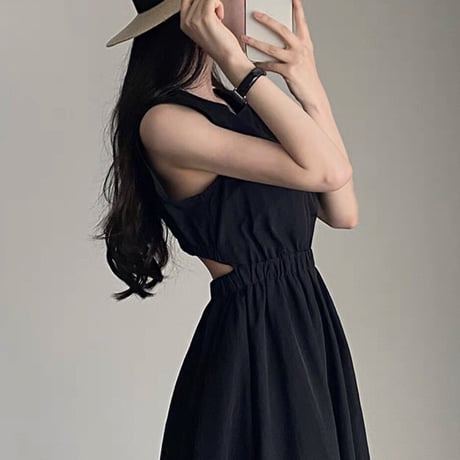 背中あきブラックノースリワンピ