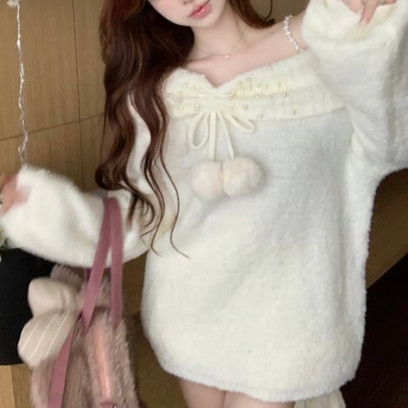 ふわふわパール付きオフショルトップス