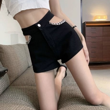 チェーン付き肌見せショーパン