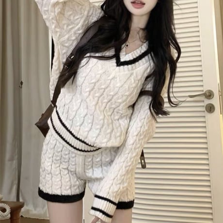Vネックニットアップ