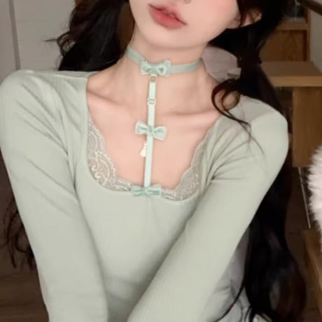 リボンチョーカーデザイントップス