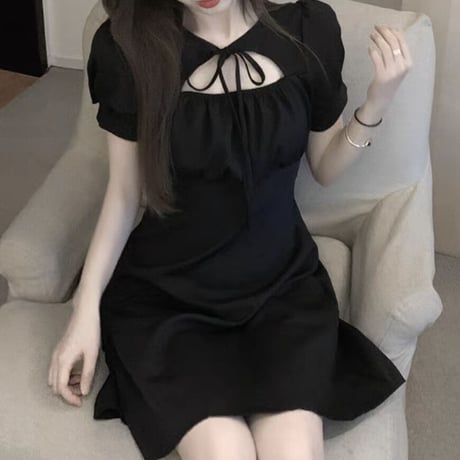 Black デコルテリボンフレアワンピ