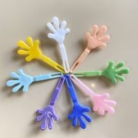 手のようなプラスチックピン
