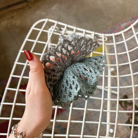 ハンドメイドニットシュシュ　ダブルフリル