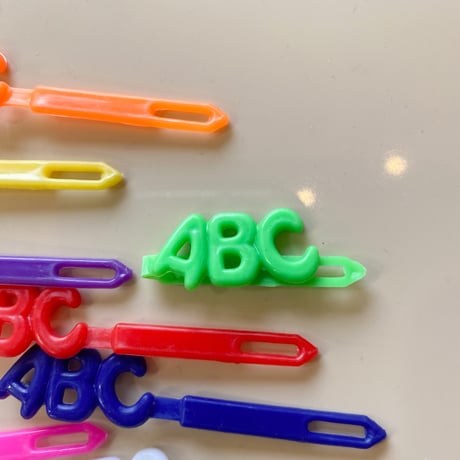 ABCプラスチックピン