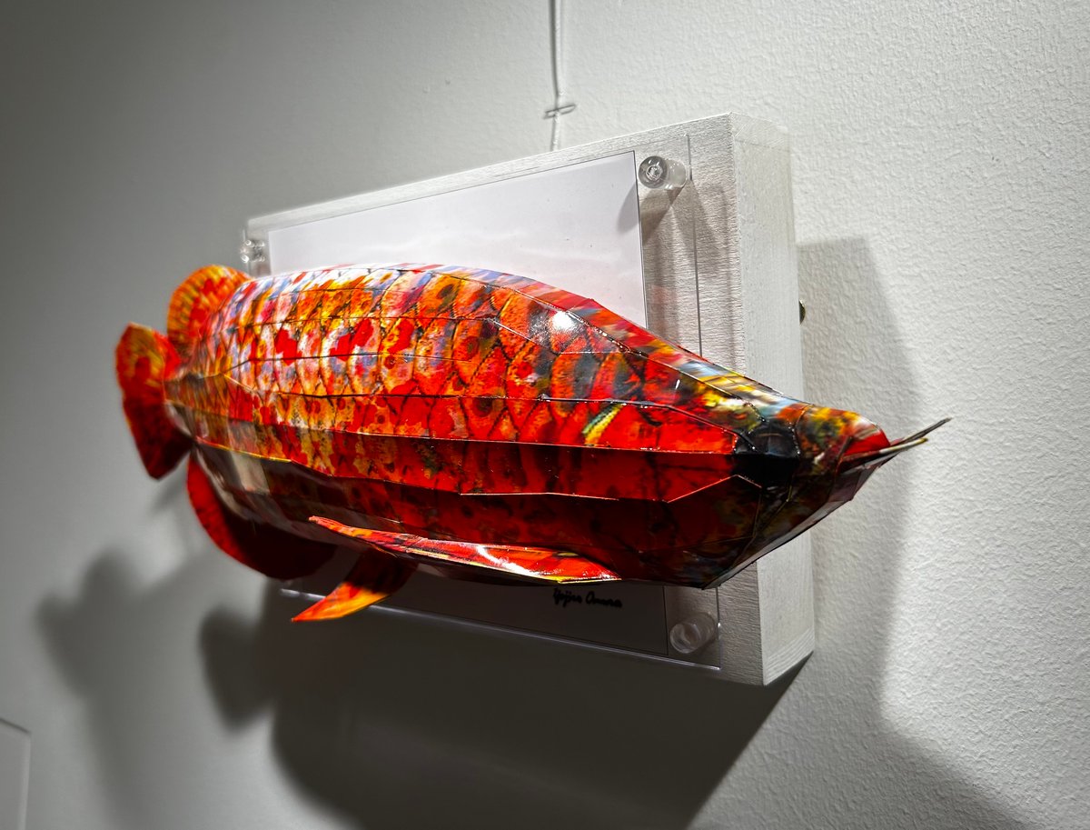 大村洋二朗 花柄アロワナはパネルに収まらない | ギャラリー兼井