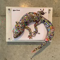 大村洋二朗　花柄カエルは壁に張り付く 花柄ガエルは壁に張り付く | 大村洋二朗 ｜インテリア絵画 アートの