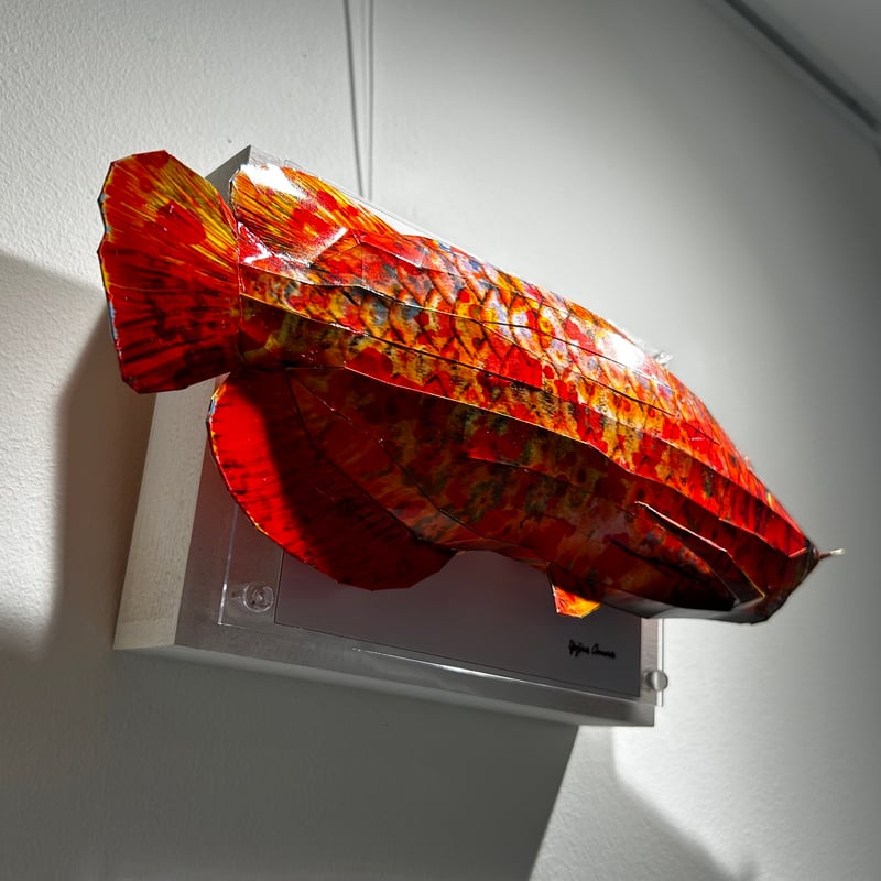 大村洋二朗 花柄アロワナはパネルに収まらない | ギャラリー兼井